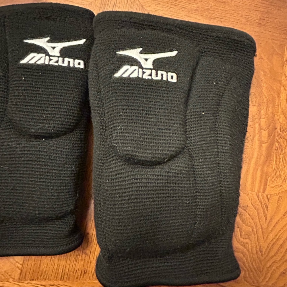 Mizuno Black Volleyball Knee Pads - Picture 4 of 10